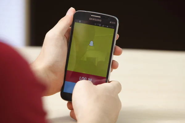 Elinde runnig app ile telefon