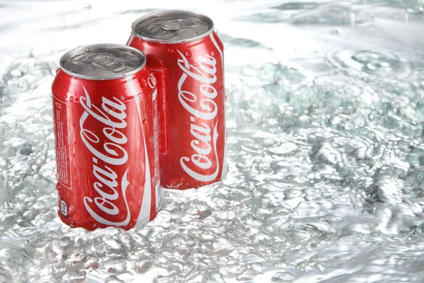 Coca cola cans with water splash — Stock Photo, Image