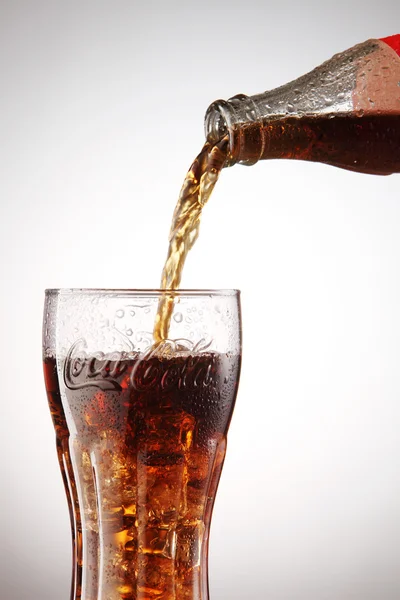 Garrafa de Coca-cola com vidro — Fotografia de Stock