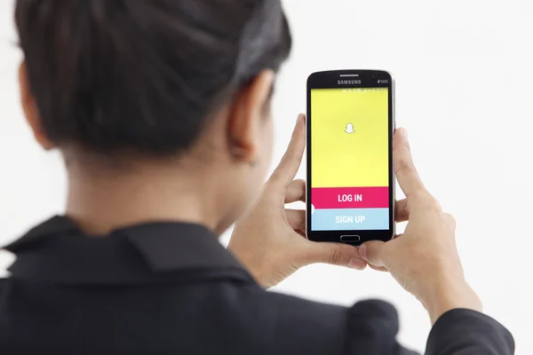 Mujer con teléfono móvil — Foto de Stock