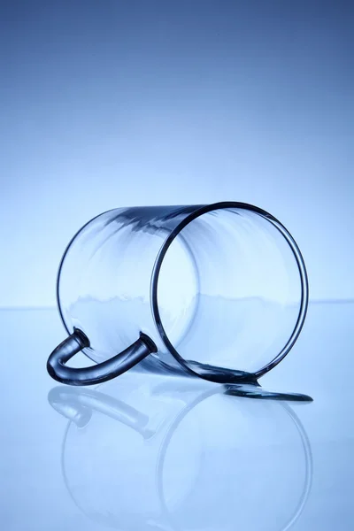 Прозрачная стеклянная чашка — стоковое фото