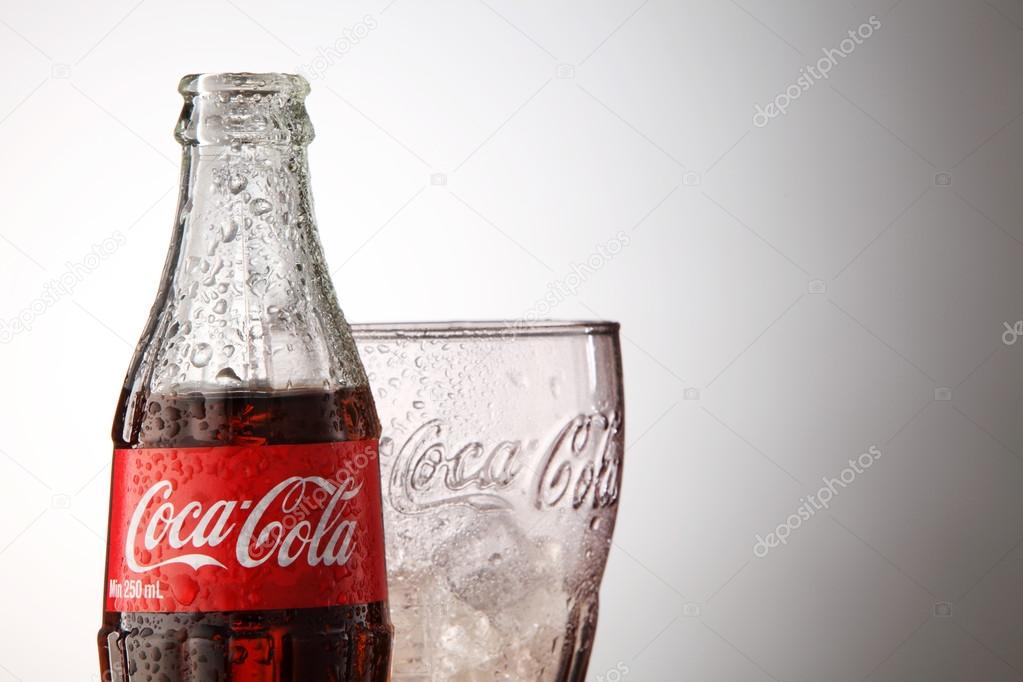 https://st2.depositphotos.com/1029150/8188/i/950/depositphotos_81881002-stock-photo-bottle-of-coca-cola-with.jpg