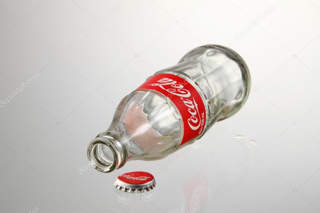 Empty coca cola bottle – Stock Editorial Photo © eskaylim #81881106