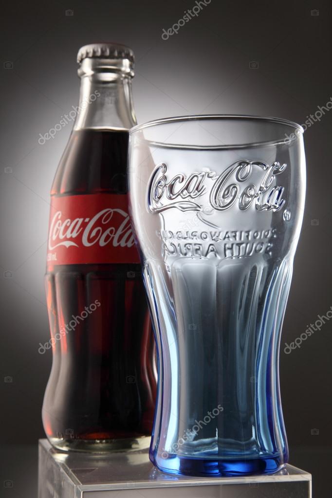 Coca Cola Glas und Flasche — Redaktionelles Stockfoto ...