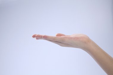 Beyaz arkaplanda kadın eli