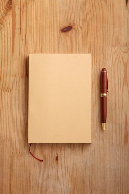 kalem ile kapalı kitap