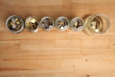 kavanozların içinde paralar