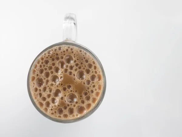 Tee mit Milch im Glas — Stockfoto