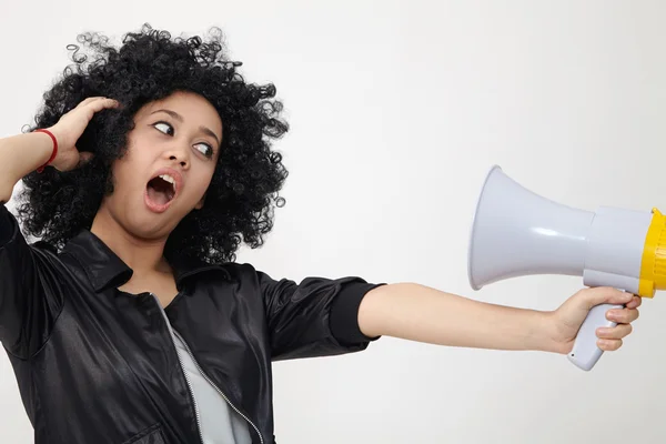 Menina indiana na peruca e com megafone — Fotografia de Stock