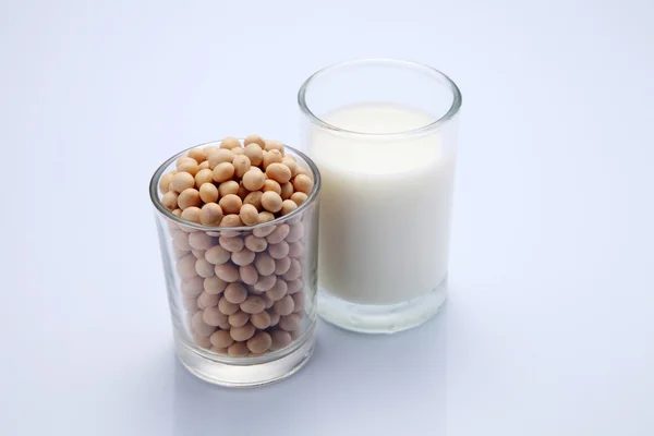 Sojabönor och soymilk — Stockfoto