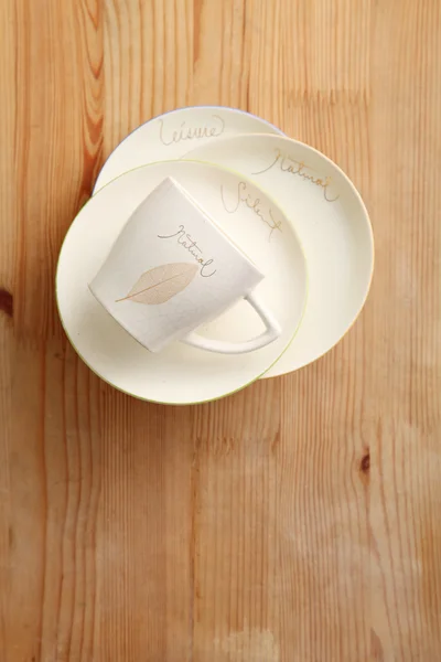 Декоративная белая чашка и тарелки — стоковое фото