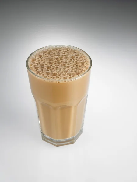 Tè con latte nel bicchiere — Foto Stock