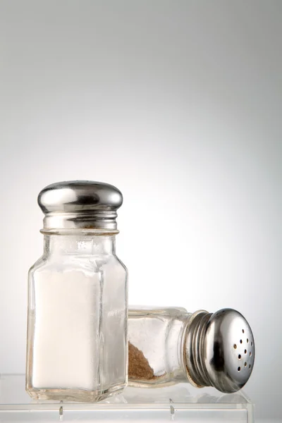 Agitadores de sal e pimenta — Fotografia de Stock