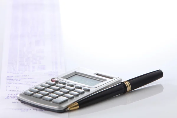 Taschenrechner und Stift auf weiß — Stockfoto