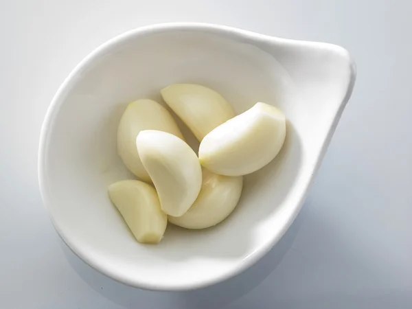 Peeled garlic in bowl — Stock Photo, Image