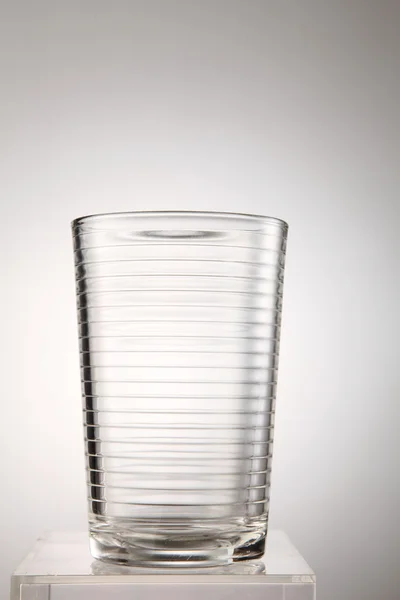 Leeres Glas auf dem weißen — Stockfoto