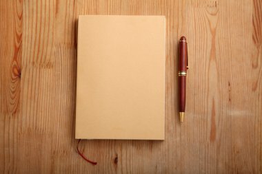 kalem ile kapalı kitap
