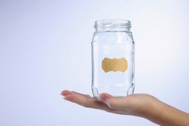 Boş bir kavanoz tutmak el 