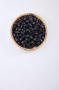 Siyah fasulye içinde hasır tepsi 