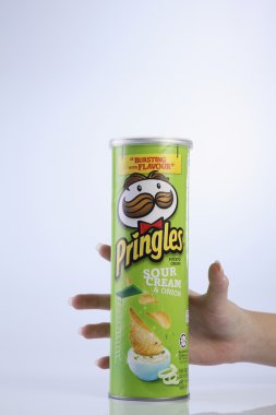 bir tüp patates cipsi tutan el