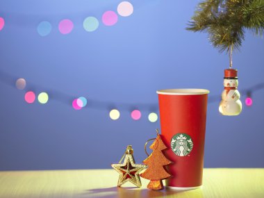 Starbuck'ın kırmızı kağıt bardak