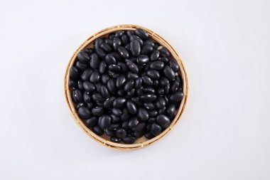 Siyah fasulye içinde hasır tepsi 