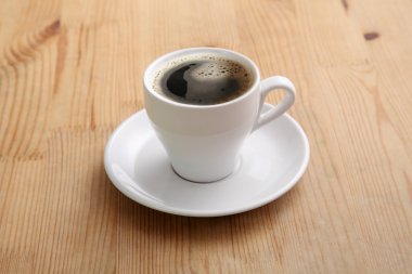 Bir fincan sıcak kahve.