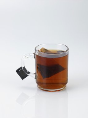 Çay çantalı bir fincan çay. 