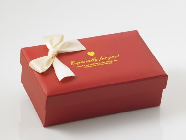 Kırmızı hediye kutusu