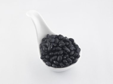 beyaz daire içinde siyah fasulye 