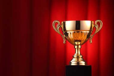 Kırmızı perde önünde kupa