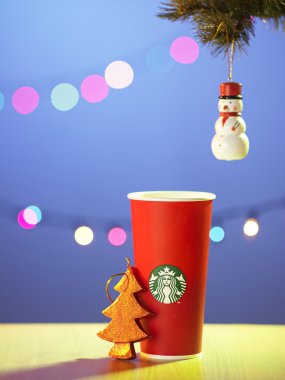 Starbuck'ın kırmızı kağıt bardak