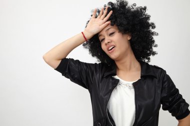 Kız büyük afro peruk giyiyor