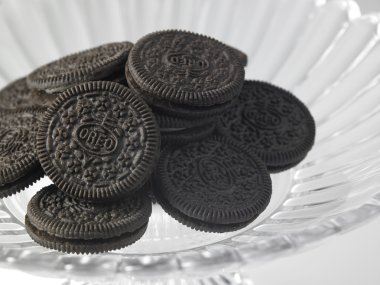 Oreo kek plaka üzerinde