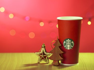 Starbuck'ın kırmızı kağıt bardak