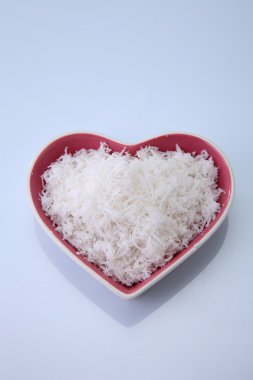 Konteyner rendelenmiş hindistan cevizi ile kalp şeklinde