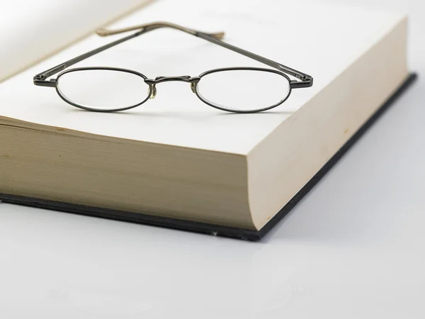 Inbunden bok med glasögon — Stockfoto