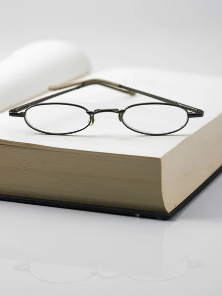 Hardcover boek met bril — Stockfoto