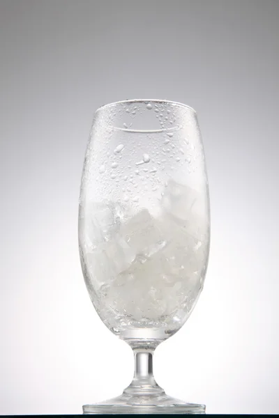 Одна склянка льоду — стокове фото