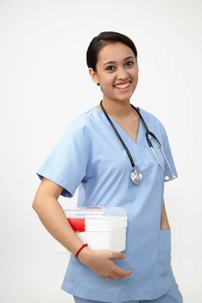 Arzt mit tragbarem Verbandskasten — Stockfoto