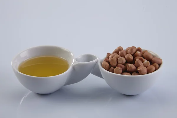 Chickpeas and oil in saucers — Stock Photo, Image