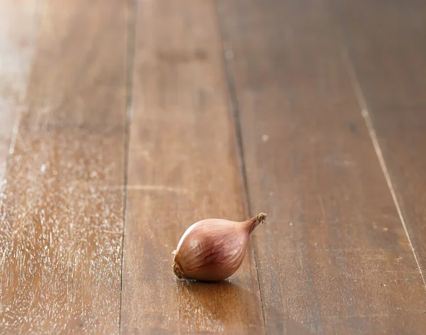 Cebola fresca na mesa — Fotografia de Stock