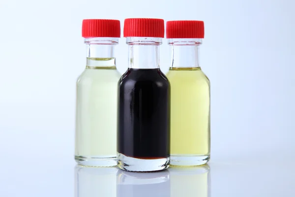 Три бутылки пищевого красителя — стоковое фото