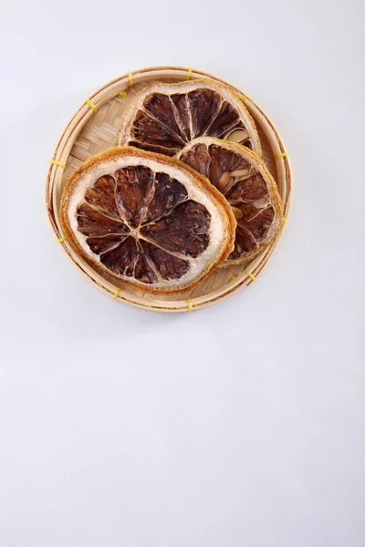 Rodajas de limón secas en plato de paja — Foto de Stock