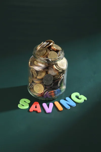 Érmék jar a megtakarítás jele — Stock Fotó