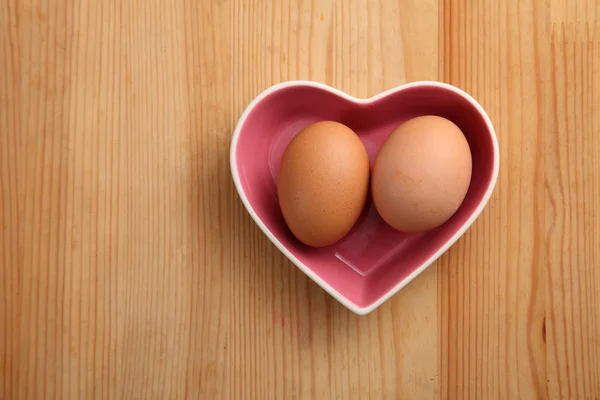 Контейнер в форме сердца с яйцами — стоковое фото
