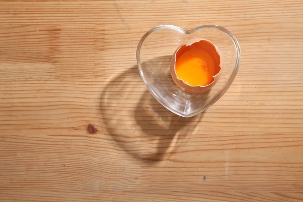 Braunes Ei in Herzform — Stockfoto
