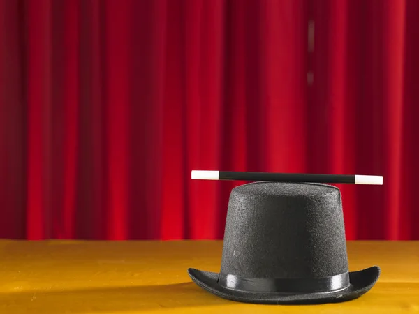Цилиндрическая шляпа и волшебная палка — стоковое фото