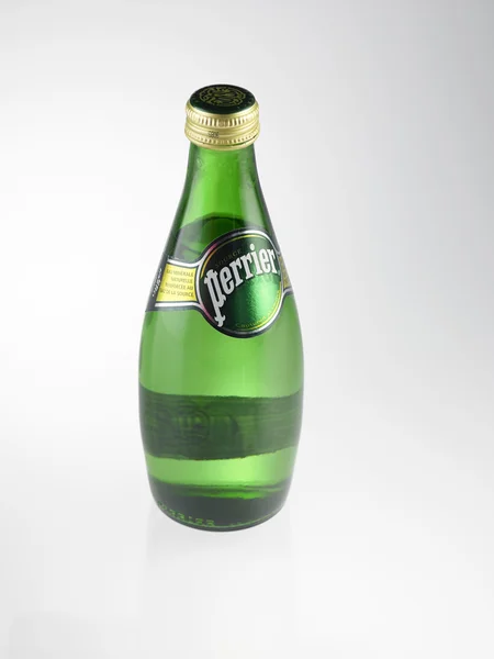 Бутылка воды Перье — стоковое фото