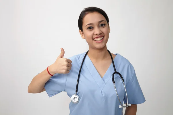 Enfermeira com polegar para cima — Fotografia de Stock